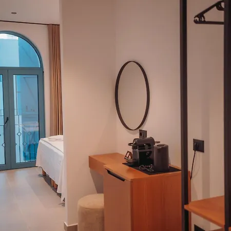 Ioneo Hotel *
