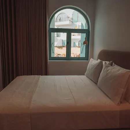 Ioneo Hotel *